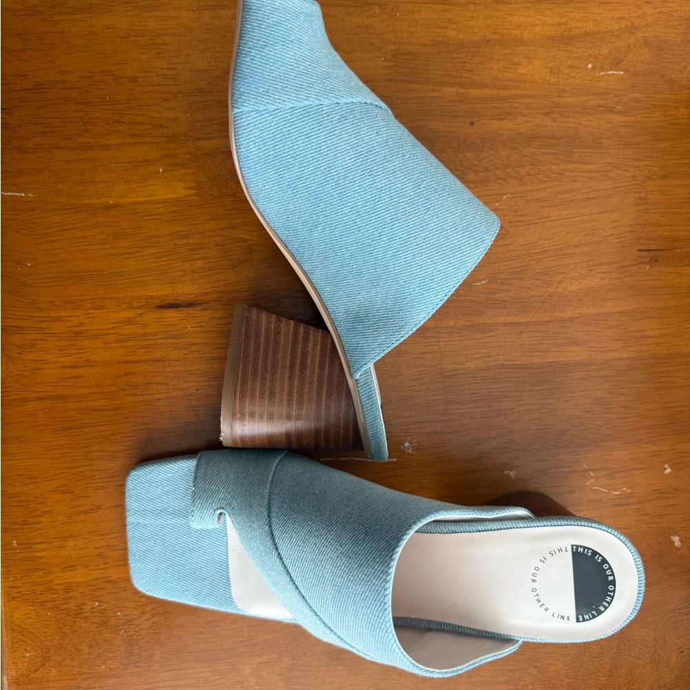 NIB Light Blue Denim Women's Sandals - Picture 2 of 3